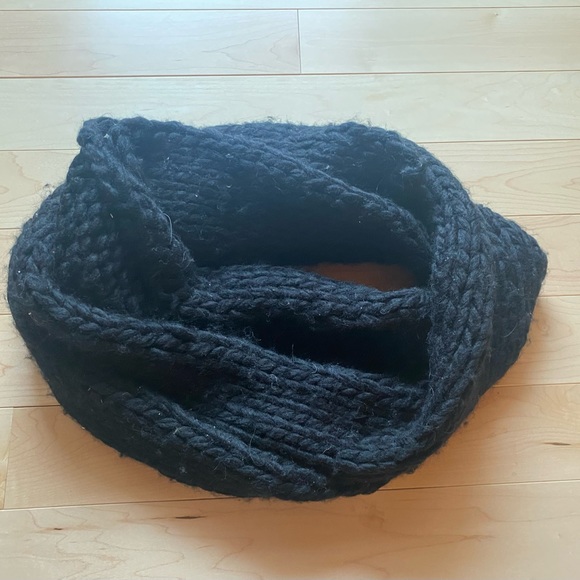 DANIER Black Wool Blend Scarf - Picture 4 of 4